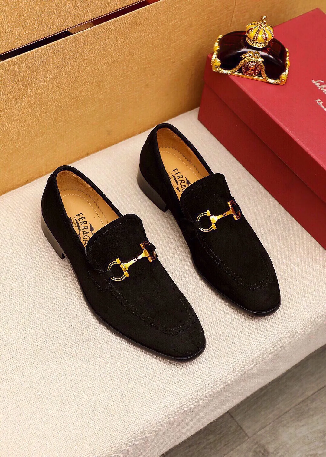 Men's shoes 💰520 💐 Product trademark: Ferragamo "Ferragamo" casual leather shoes Regular size: 38-44 (45🉑️customized) Product materials: Selected imported first-layer frosted cowhide upper + original hardware buckle, imported water-dyed cowhide leather lining. Strong three-dimensional visual effect, combined outsole Color: 2⃣️colors available